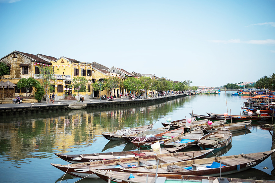 Exploring the Ancient Town: Lanterns, Tailors, and Culinary Delights